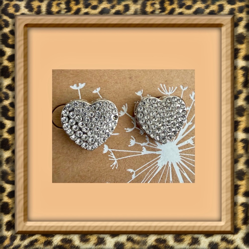 👑✅PRICE FIRM✅ Silver Heart Stud Rhinestone Earrings. Brand New!